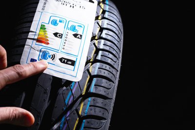 Etikett auf Autorreifen