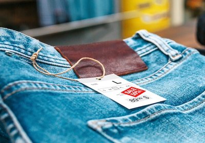Jeans mit Textiletiletikett