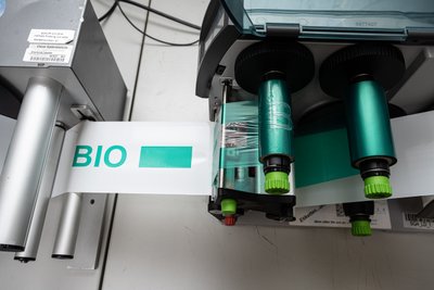 Etikettierungsverfahren durch spezielle Maschinen