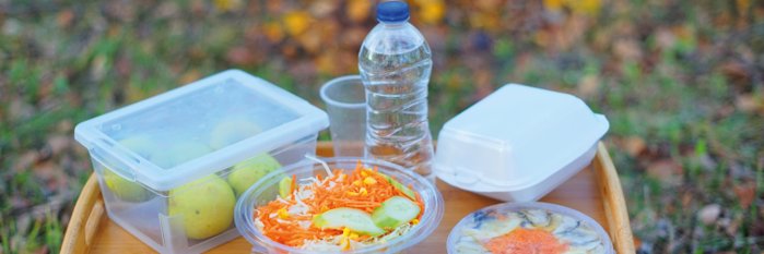 Tisch mit Lebensmitteln in Kunststoffverpackungen